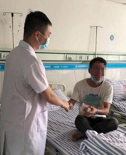 「成都癫痫病医院」喜迎中秋,成都神康癫痫医院为患者送月饼送祝福,医患同乐暖人心!