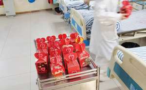 温情平安夜!成都癫痫病医院为患者送苹果传递“平安”祝福!